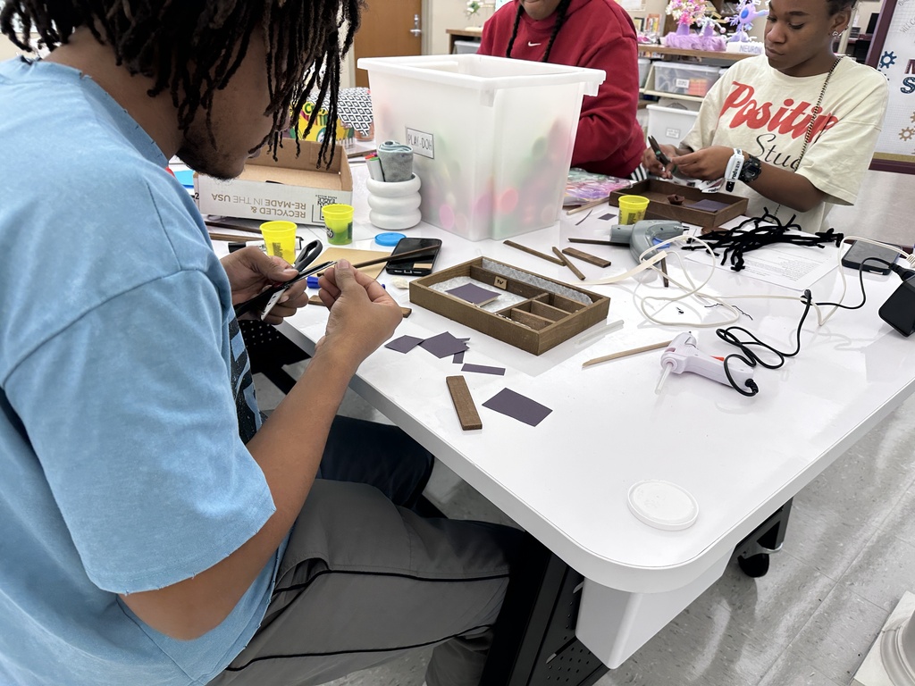 Criminal Justice Students in Makerspace
