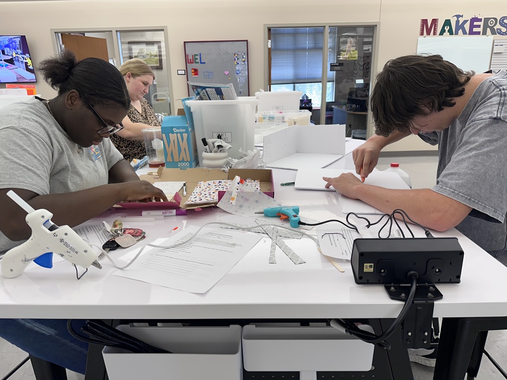 Criminal Justice Students in Makerspace