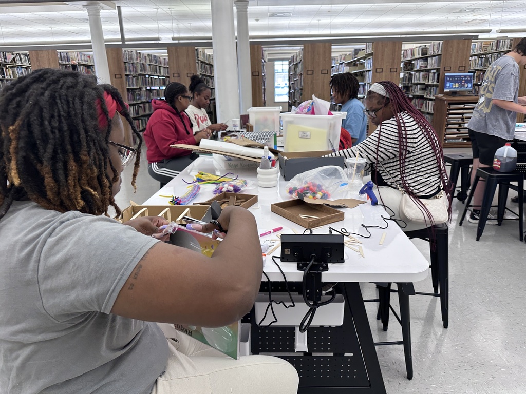 Criminal Justice Students in Makerspace