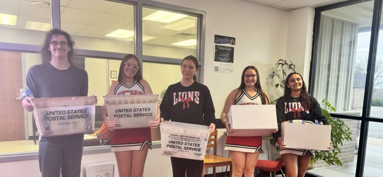 FFA officers fill dinner boxes 