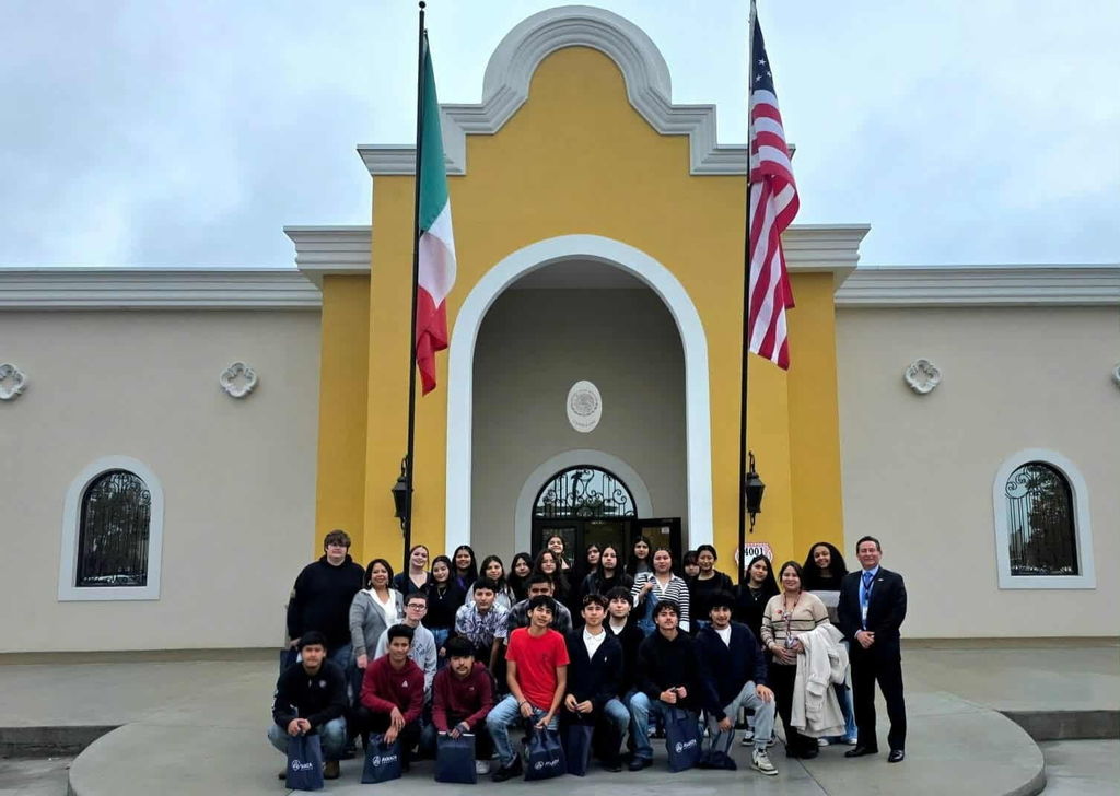group of students and adults posing in front of the Mexican Consulate building