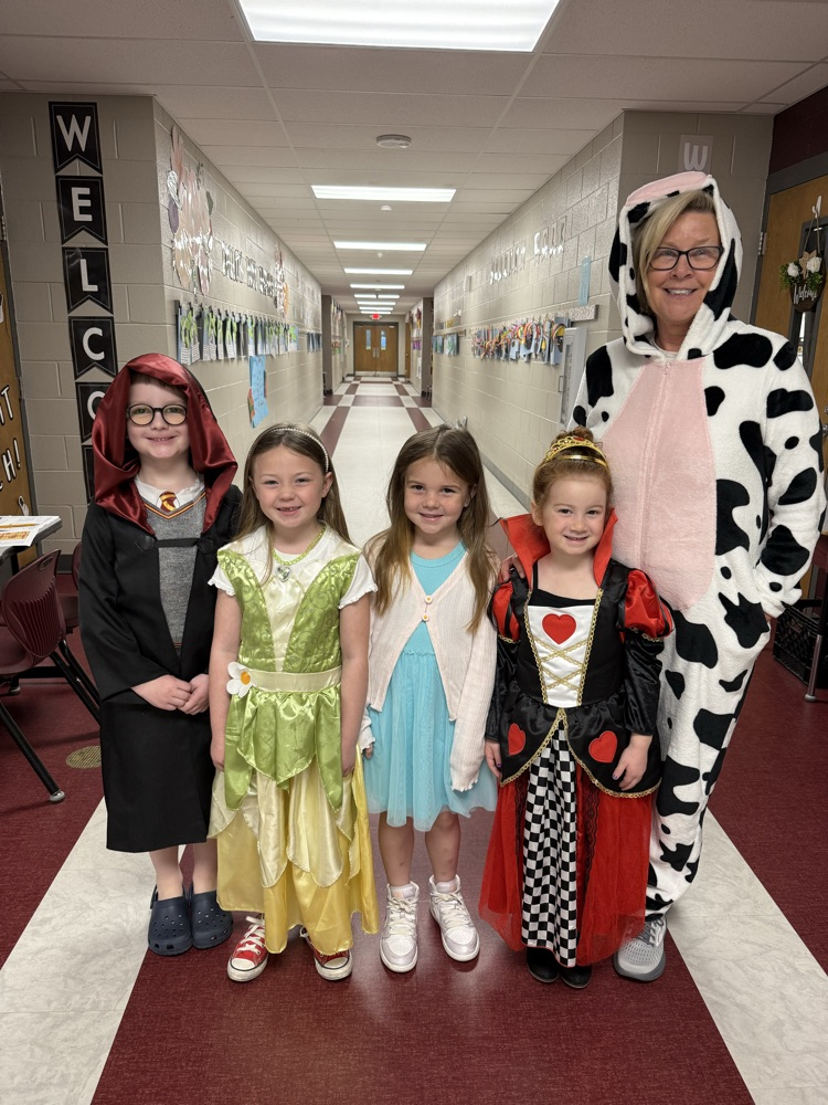 Kindergarten had some fun with book characters today too! 📚🍎