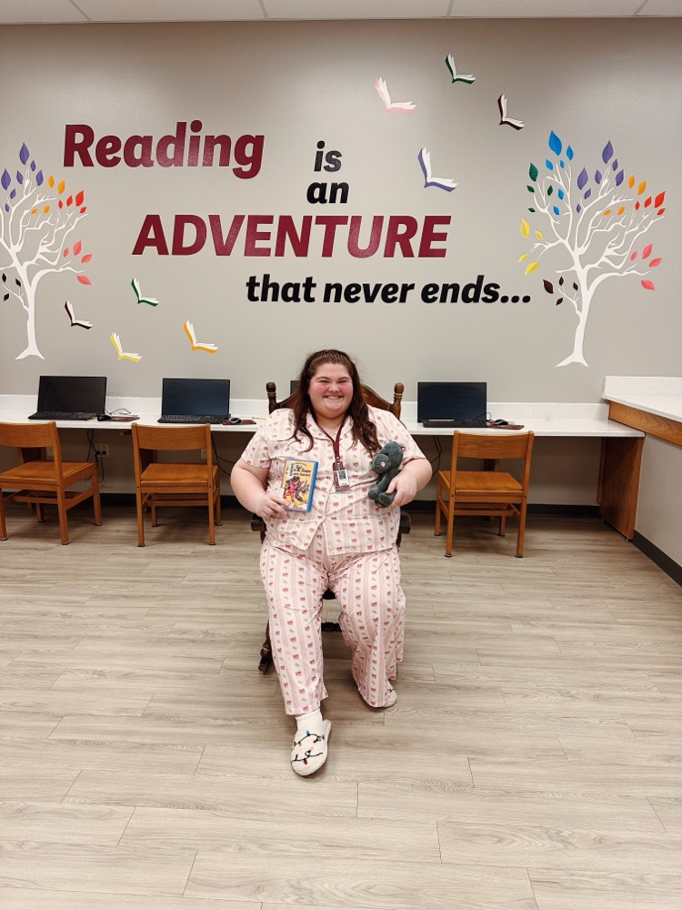 Kindergarten had some fun with book characters today too! 📚🍎