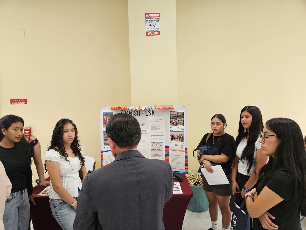 MHS students presenting at the Consulmex.