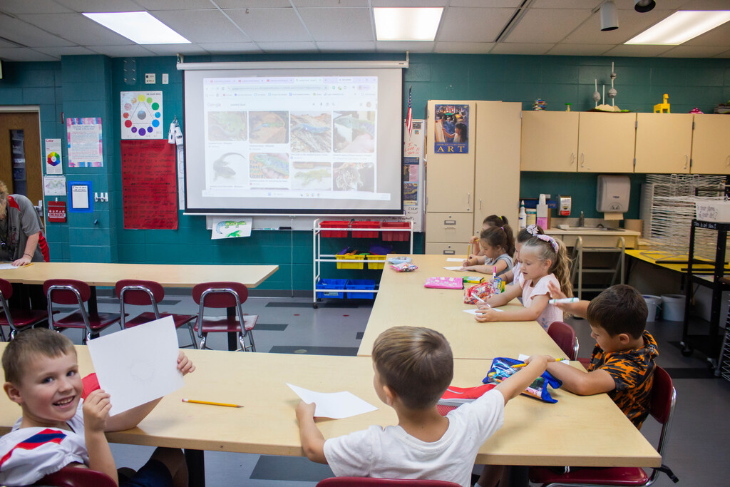 AES kindergartners drawing jeweled lizards.