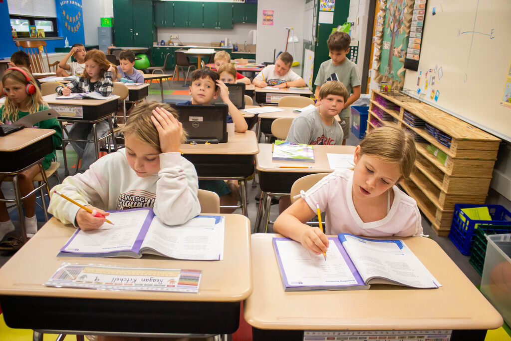 DES fourth-grade students practice rounding and place value.