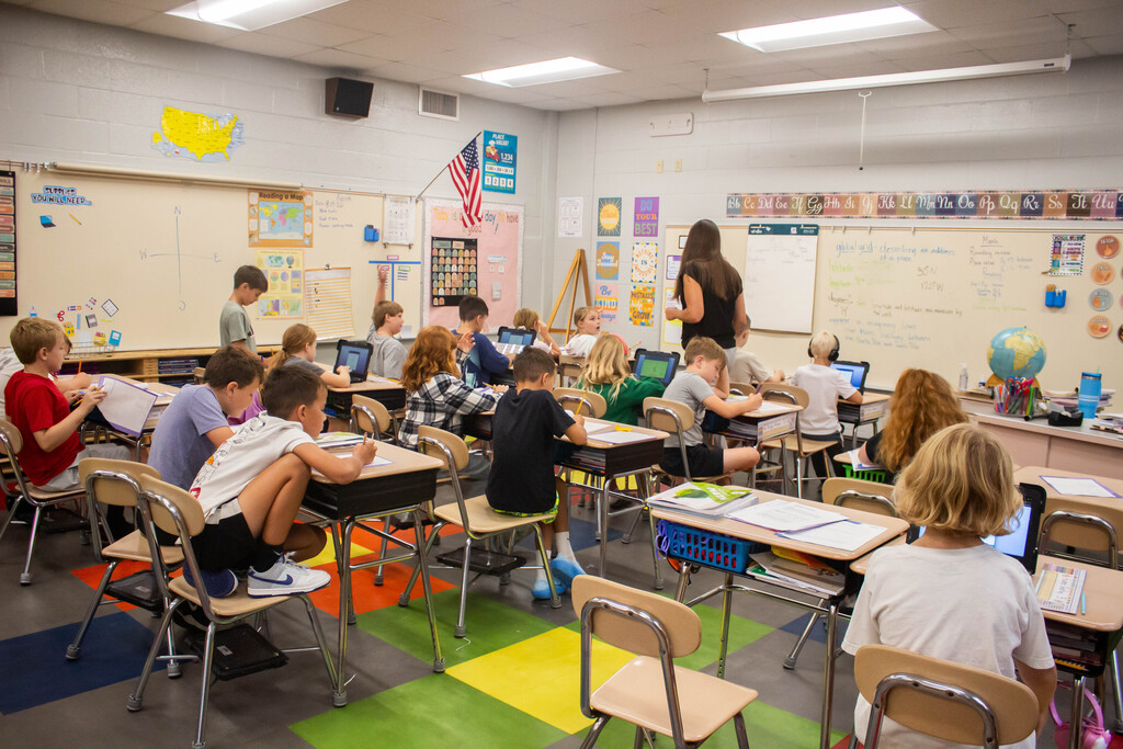 DES fourth-grade students practice rounding and place value.