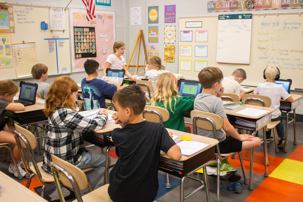 DES fourth-grade students practice rounding and place value.