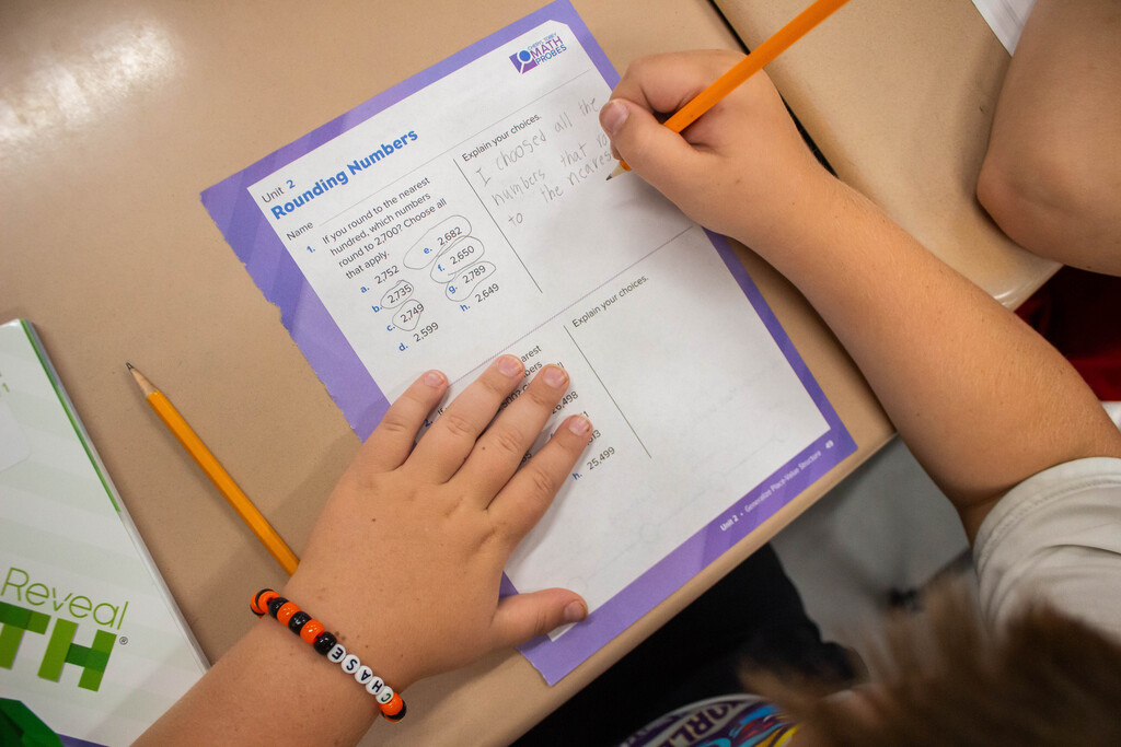 DES fourth-grade students practice rounding and place value.