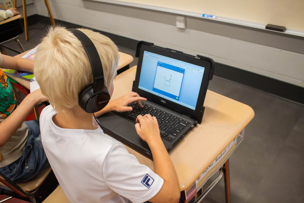 DES fourth-grade students practice rounding and place value.