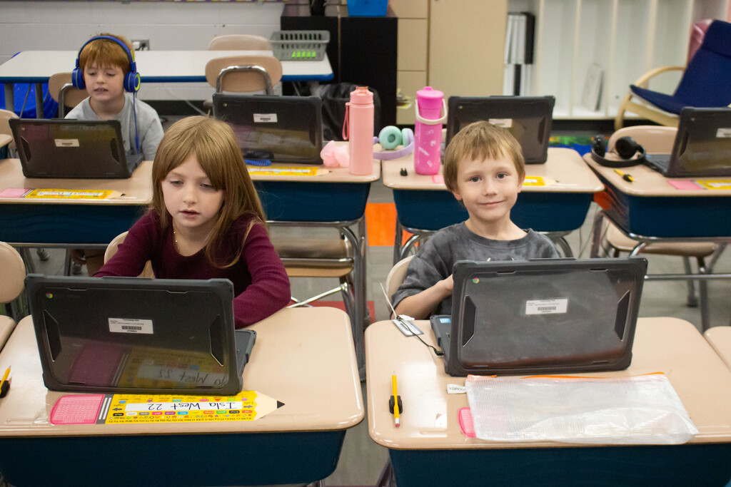 AES students practice phonics