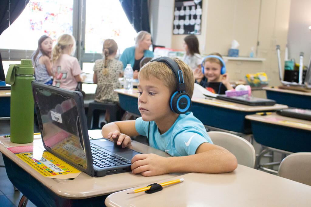 AES students practice phonics