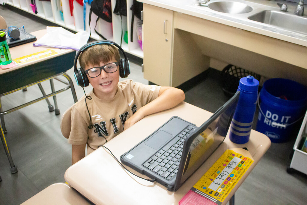 AES students practice phonics