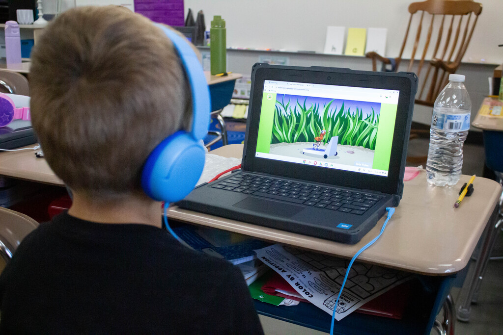 AES students practice phonics