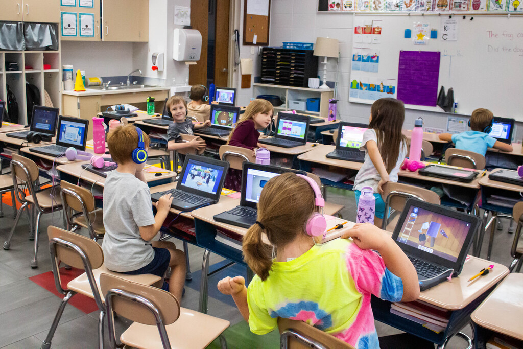 AES students practice phonics