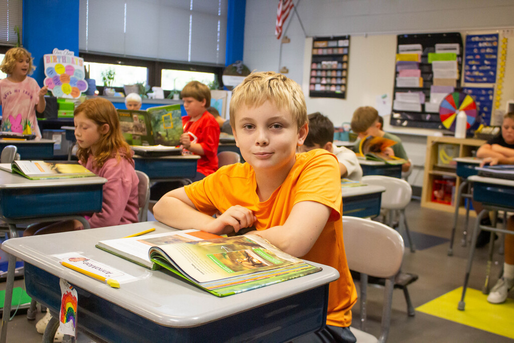 DES students apply new vocabulary words to life science reading