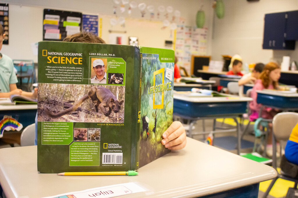 DES students apply new vocabulary words to life science reading