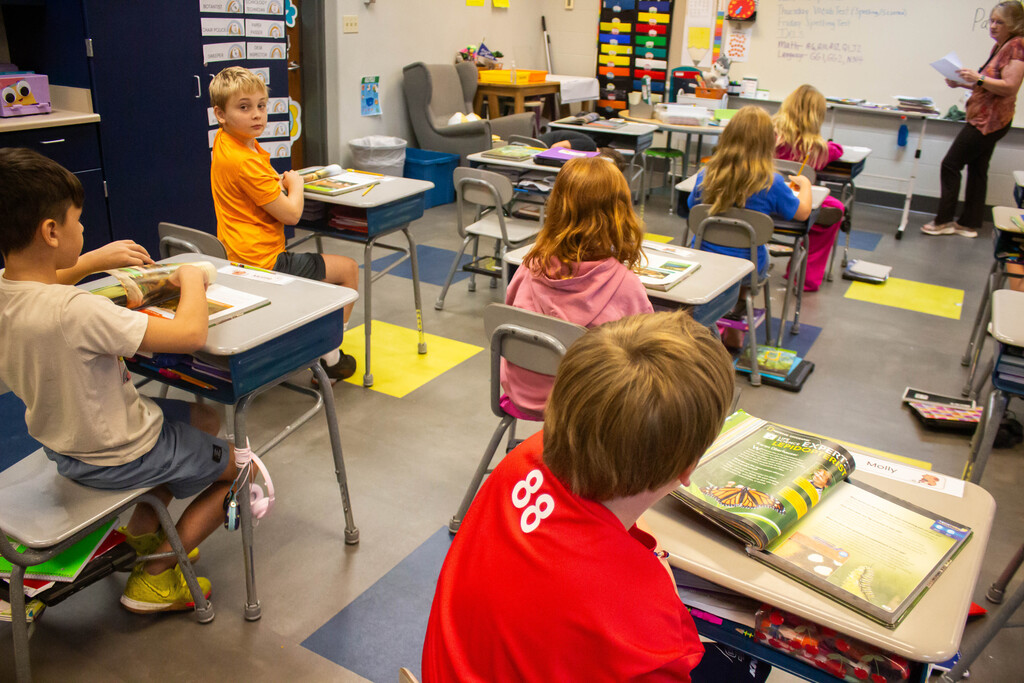 DES students apply new vocabulary words to life science reading