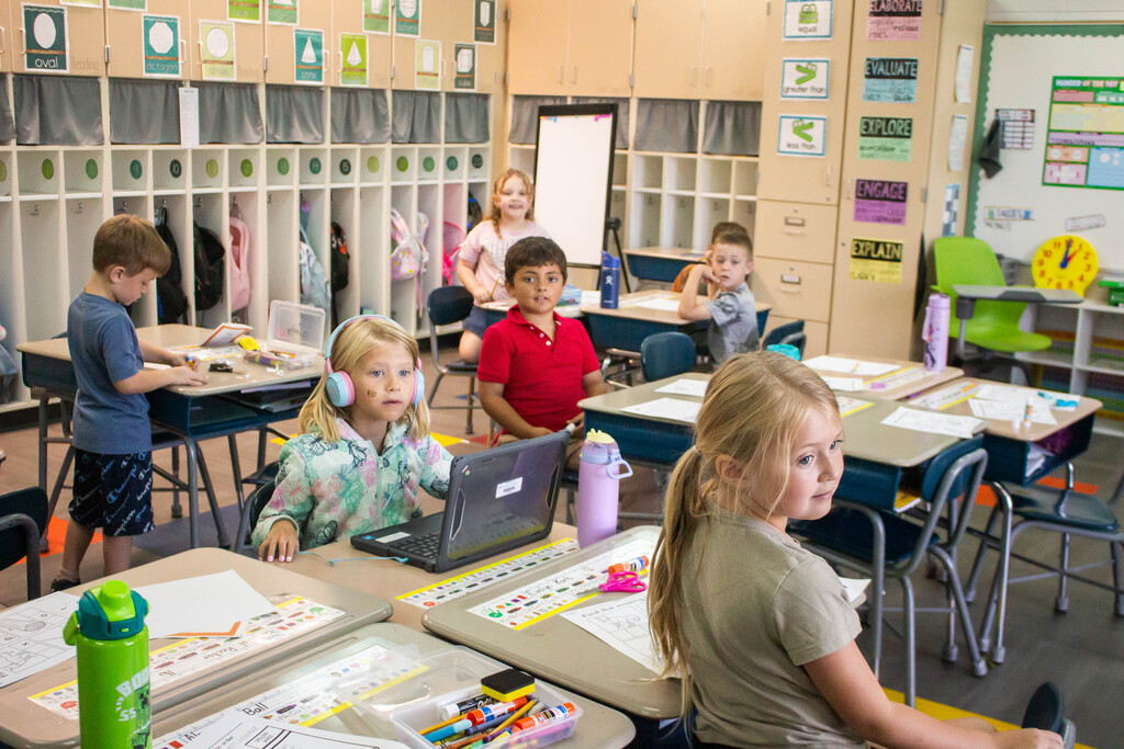 AES students sort words that begin with "o."