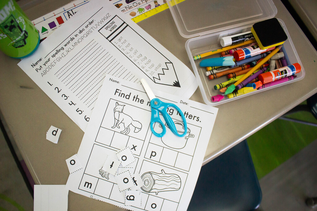 AES students sort words that begin with "o."
