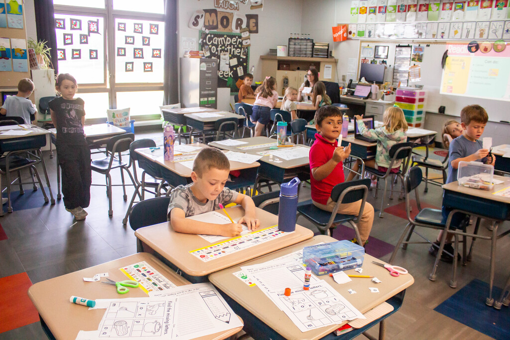 AES students sort words that begin with "o."