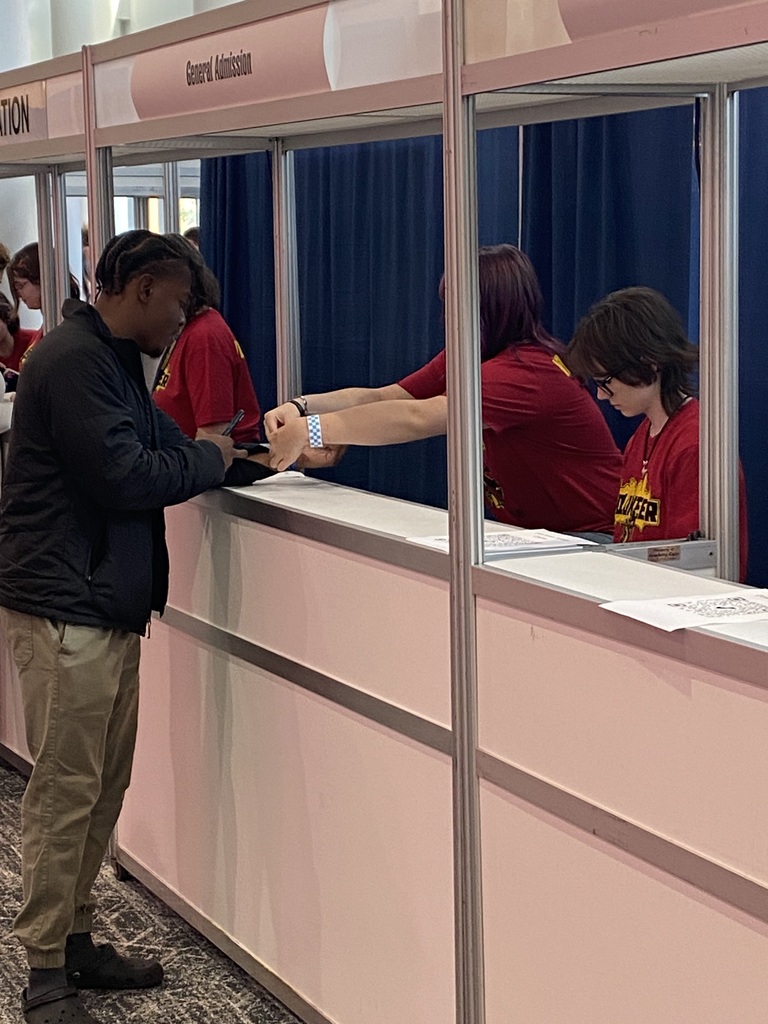SDHS students volunteering at Comic Expo.