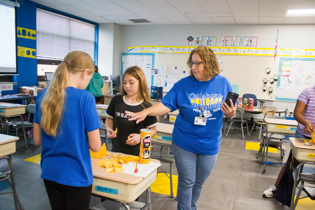 DES students engineer a free standing Pringle ring.