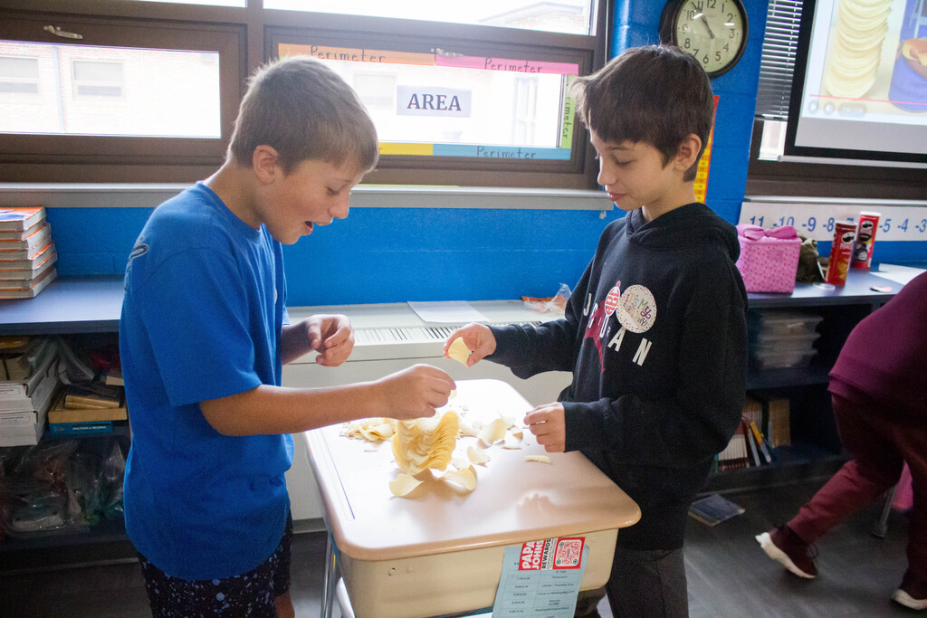 DES students engineer a free standing Pringle ring.