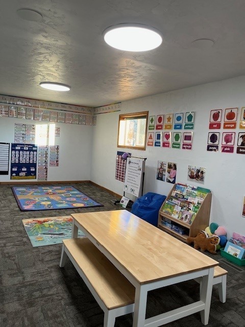 ellendale child care classroom including table, books, rug, and more