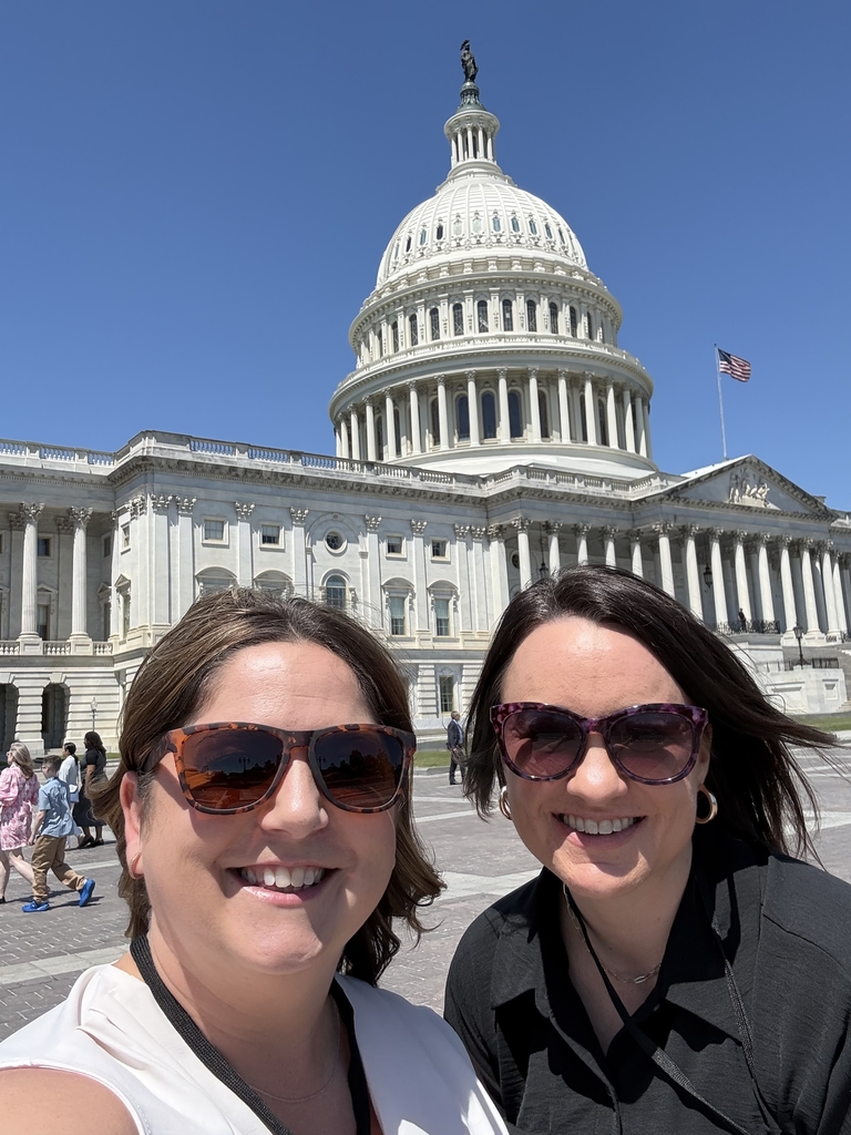 Faith Rieger and Keely Ihry in front of the US Capitol building