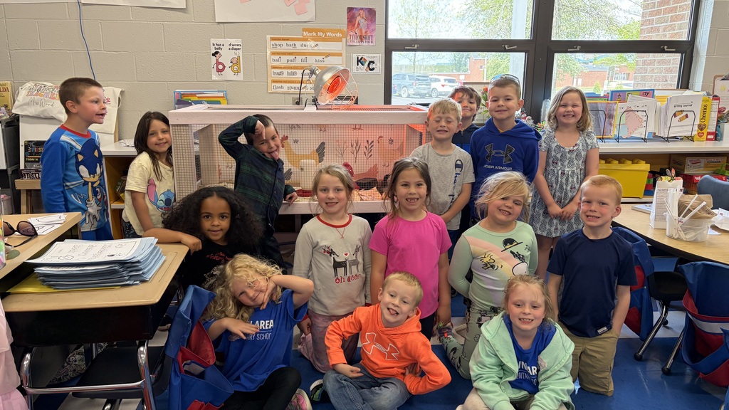 Group of 15 kindergarten students posing for a picture.