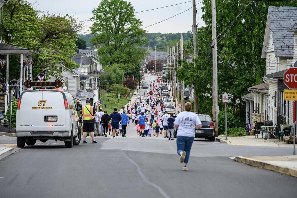 A street in Delta filled with students completing the Kids on the Run 5K and adults cheering for them.