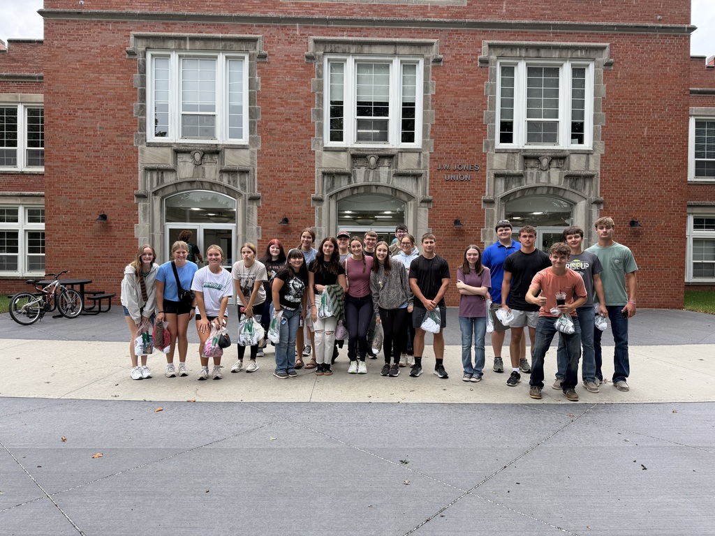juniors and seniors posing infront of a building