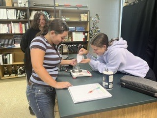 Chemistry students make various solutions in discovery lab