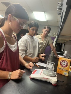 Chemistry students make various solutions in discovery lab