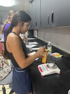 Chemistry students make various solutions in discovery lab