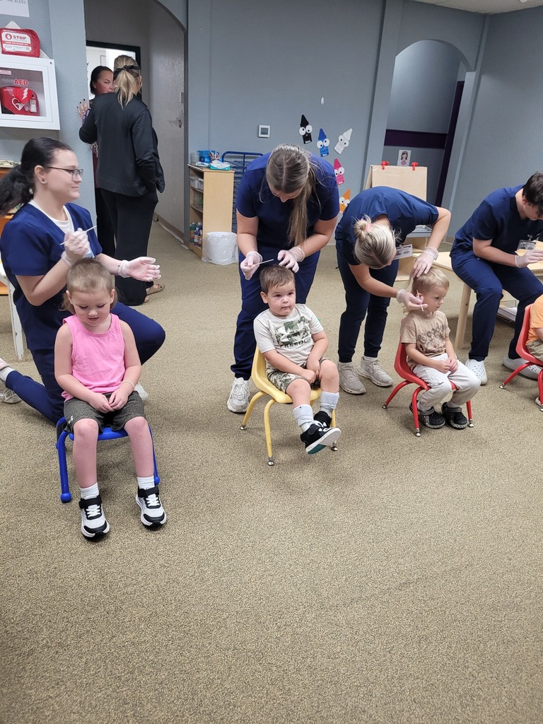 Preschoolers getting lice checks