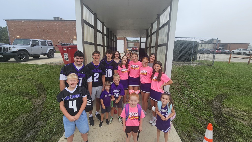Elementary students pose for picture with HS athletes