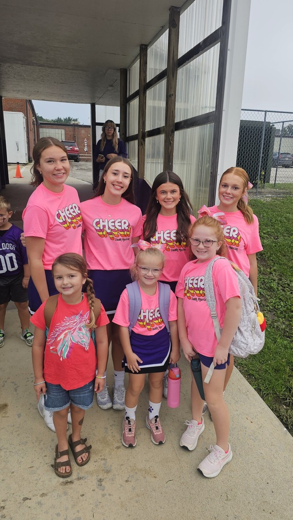 Elementary students pose for picture with HS athletes