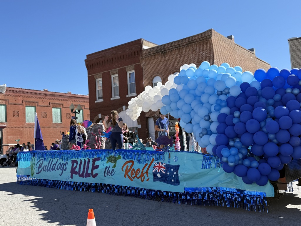 Freshman Homecoming Float: Bulldogs rule the reef