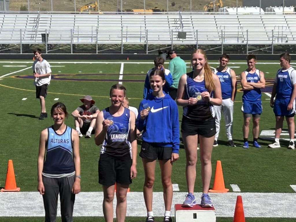 Azelynn Jones & Allie Mayo 3200m podium