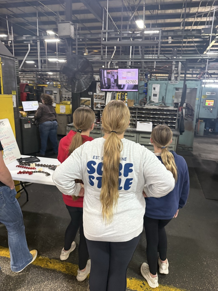 student watching a chain be tested for strength integrity