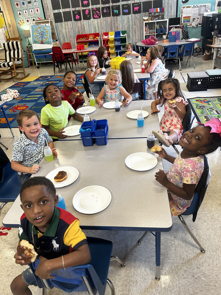 Elementary students eating cupcakes