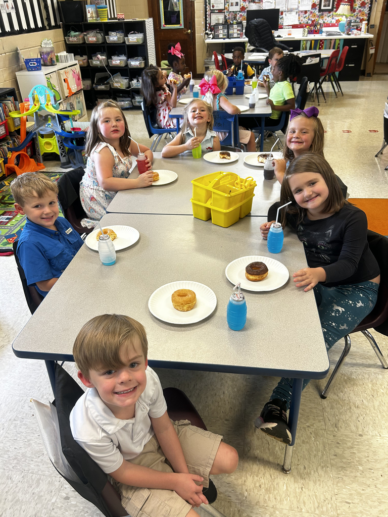 Elementary students eating cupcakes