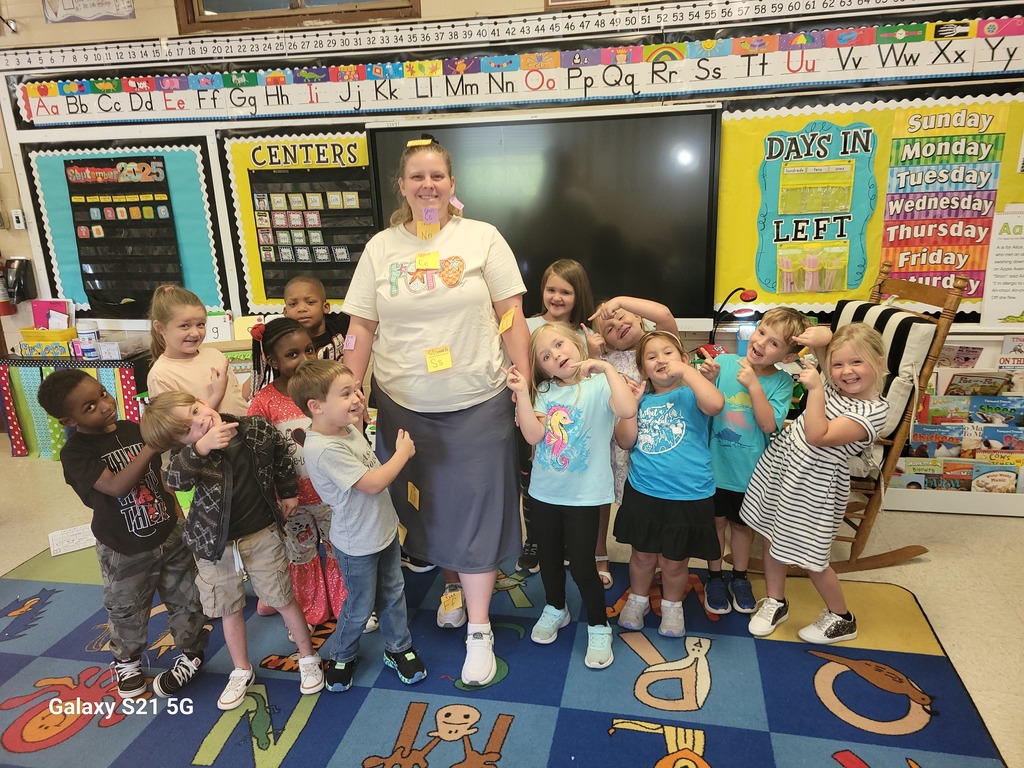 Teacher and kindergarten students 
