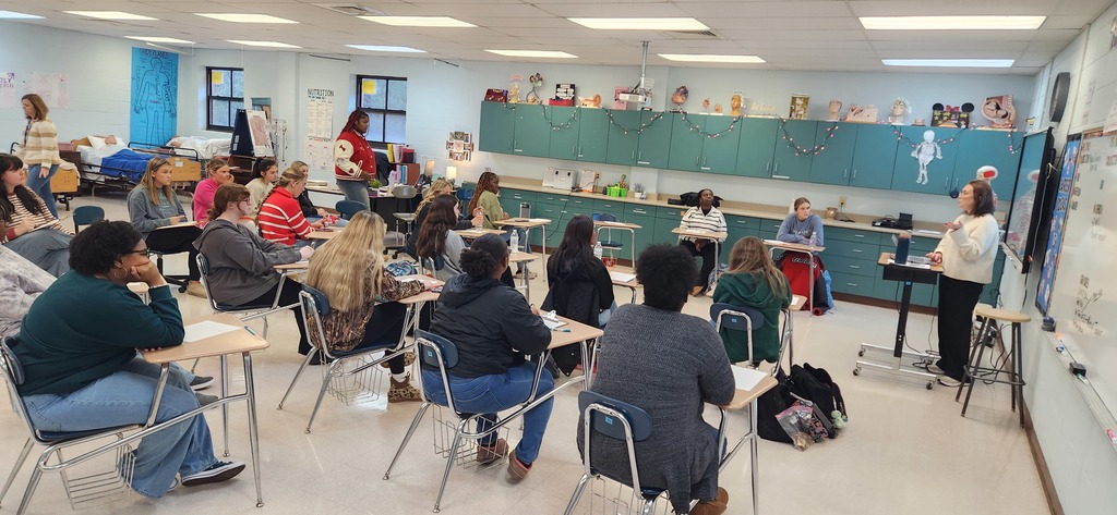 SPHS Health Science students heard from Mary Beck, Community Relations Coordinator with Mid-South Transplant Foundation.