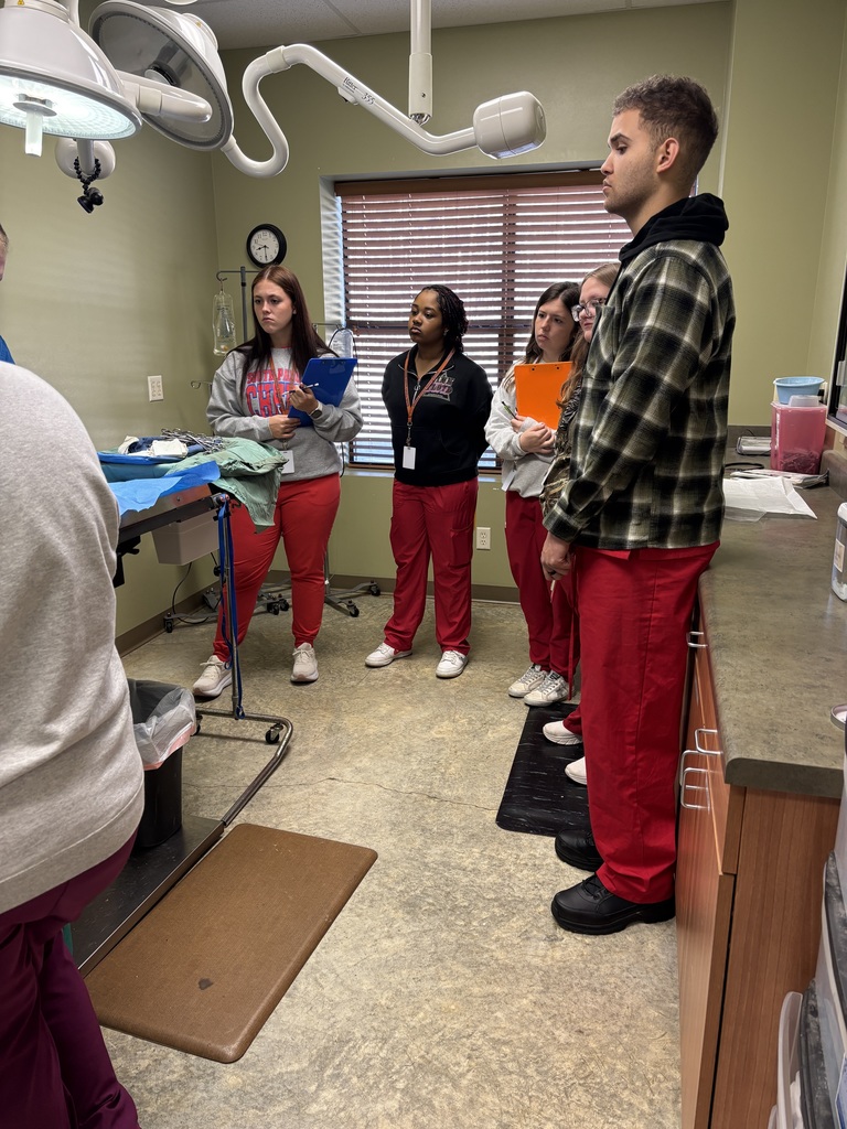 SPHS Healthcare & Clinical Services students had a hands-on learning experience at Family Pet Hospital