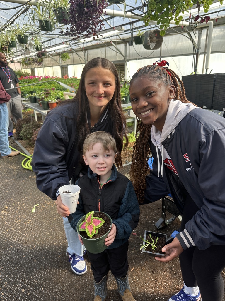 Early Childhood students teamed up with Mr. Davenport’s Horticulture I classes for a special collaboration in the greenhouse.
