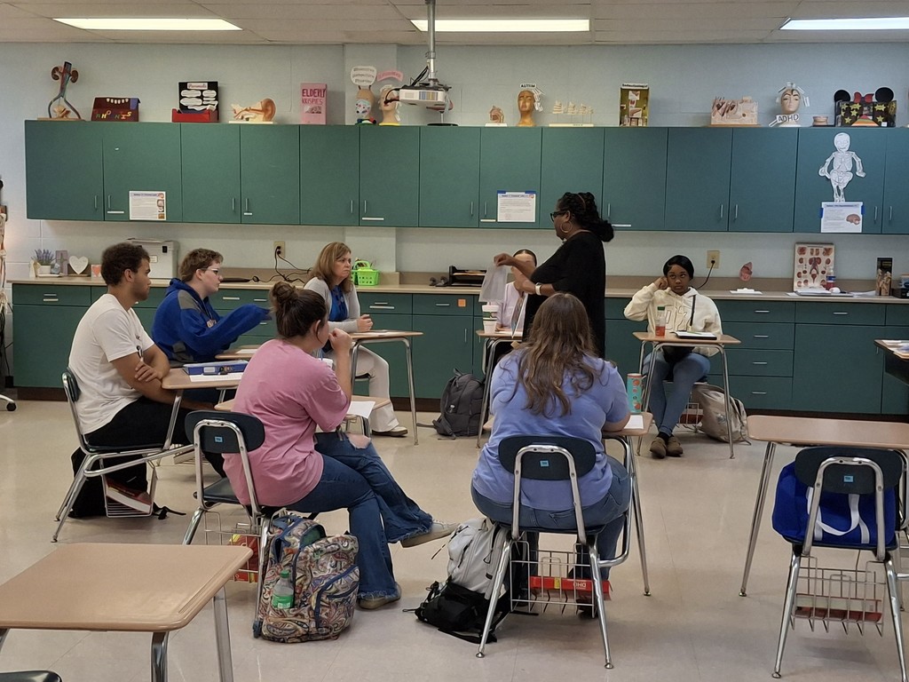 Mississippi Highway Patrol Officer Harden, Troop E and Forensic Scientist Mrs. Tyson recently visited South Panola High School’s CTE Health Science classes to share insight into careers in forensics. 