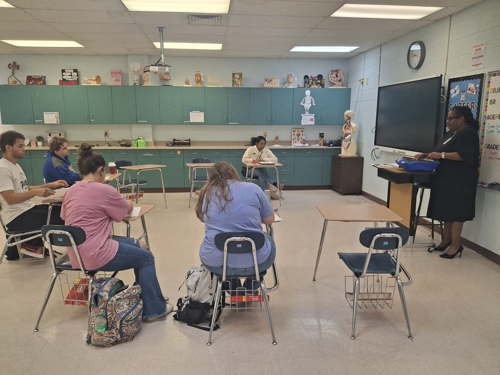 Mississippi Highway Patrol Officer Harden, Troop E and Forensic Scientist Mrs. Tyson recently visited South Panola High School’s CTE Health Science classes to share insight into careers in forensics. 